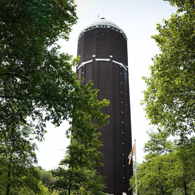 De watertoren is zo hoog dat hij niet eens van onder tot boven op deze foto past