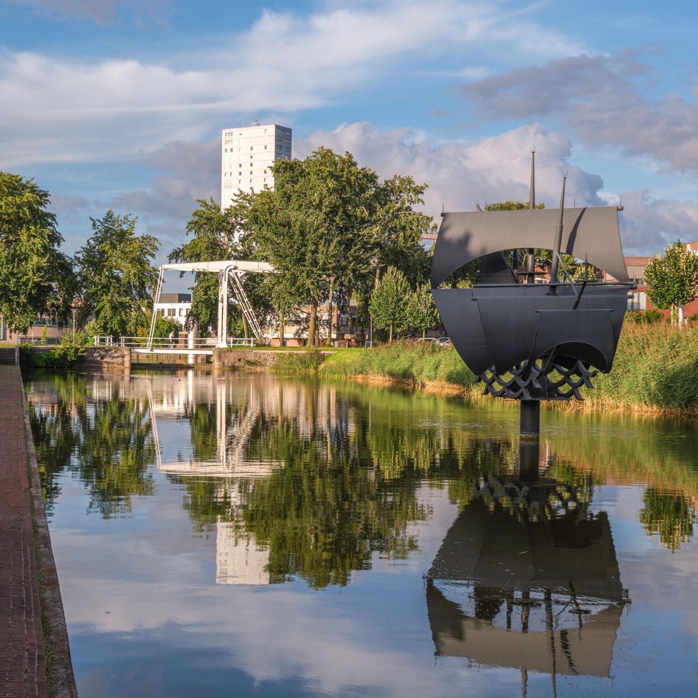 kunstwerk Vliegende Hollander vanaf de kade gefotografeerd