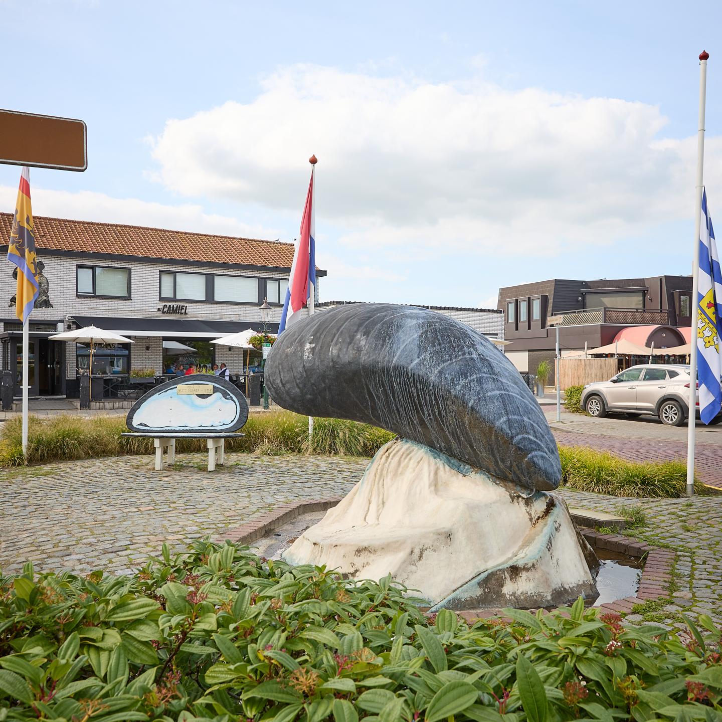Monument in de vorm van een mosselschelp in het centrum van Philippine