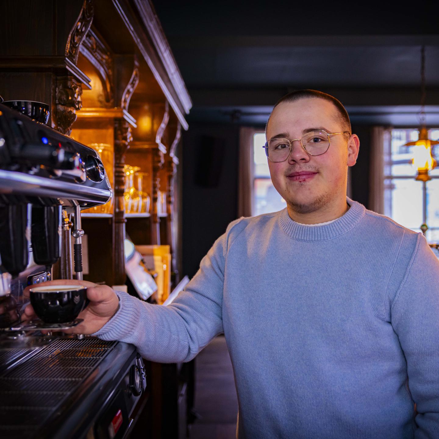 Wouter tapt een koffietje in een van de horecazaken waar hij werkt
