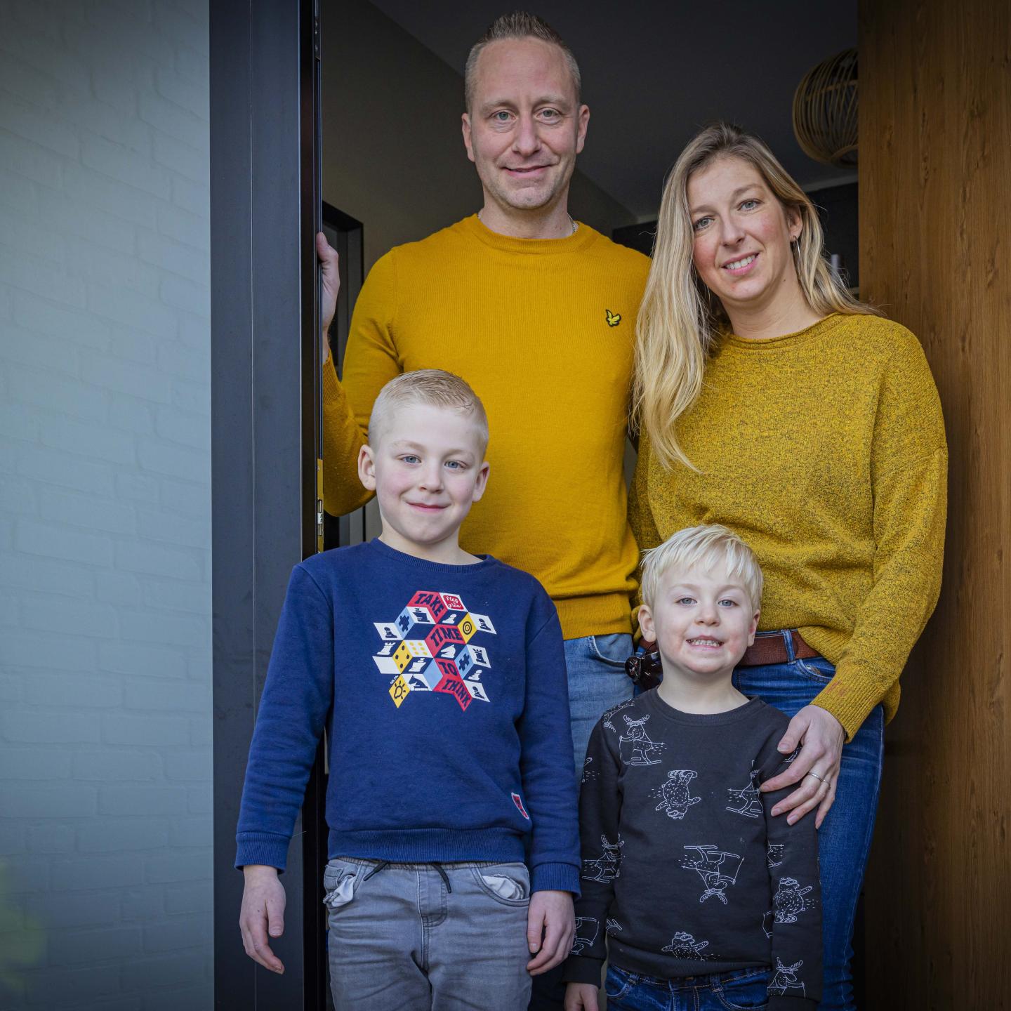Gandalf poseert met zijn vrouw en twee zoontjes bij de voordeur van zijn woning