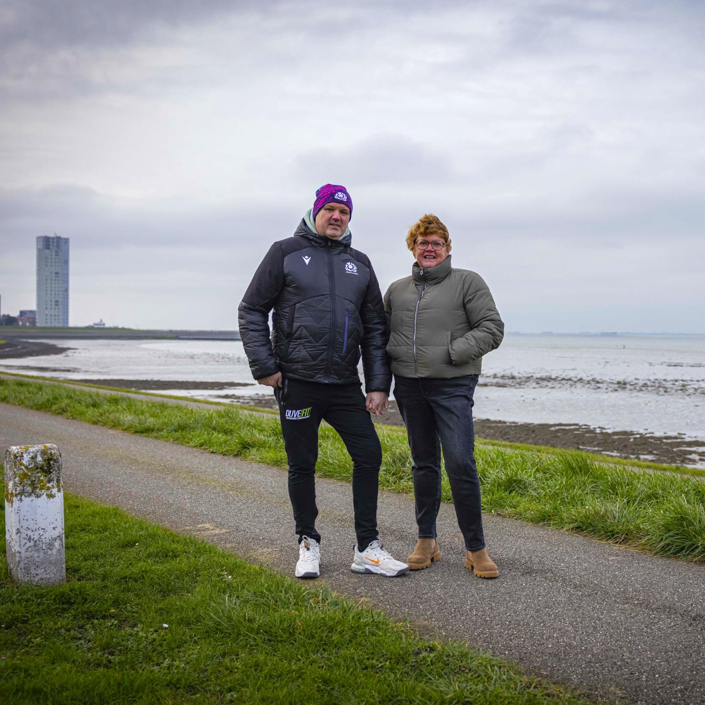 Heleen en haar man staan op de Scheldeboulevard met achter hen de Westerschelde