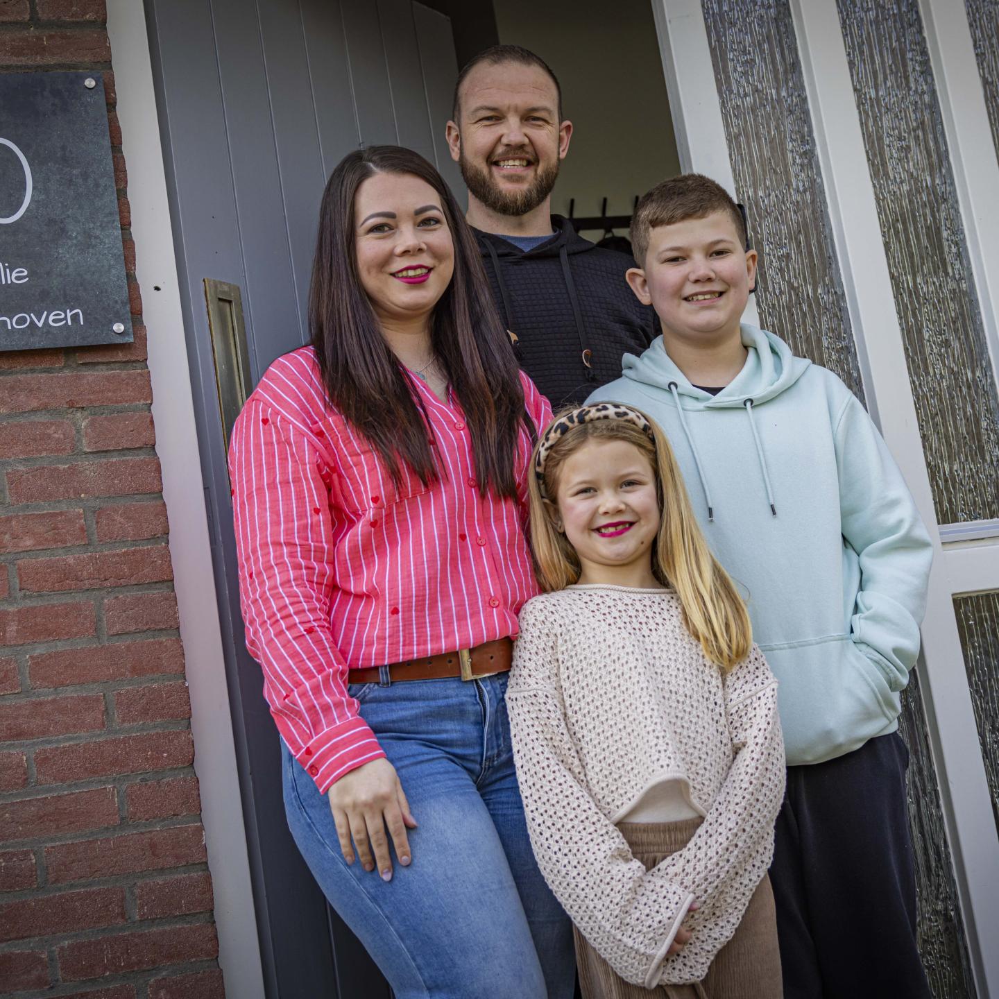 Louis met zijn vrouw, zoon en dochtertje poseren bij de voordeur van hun woning in Terneuzen