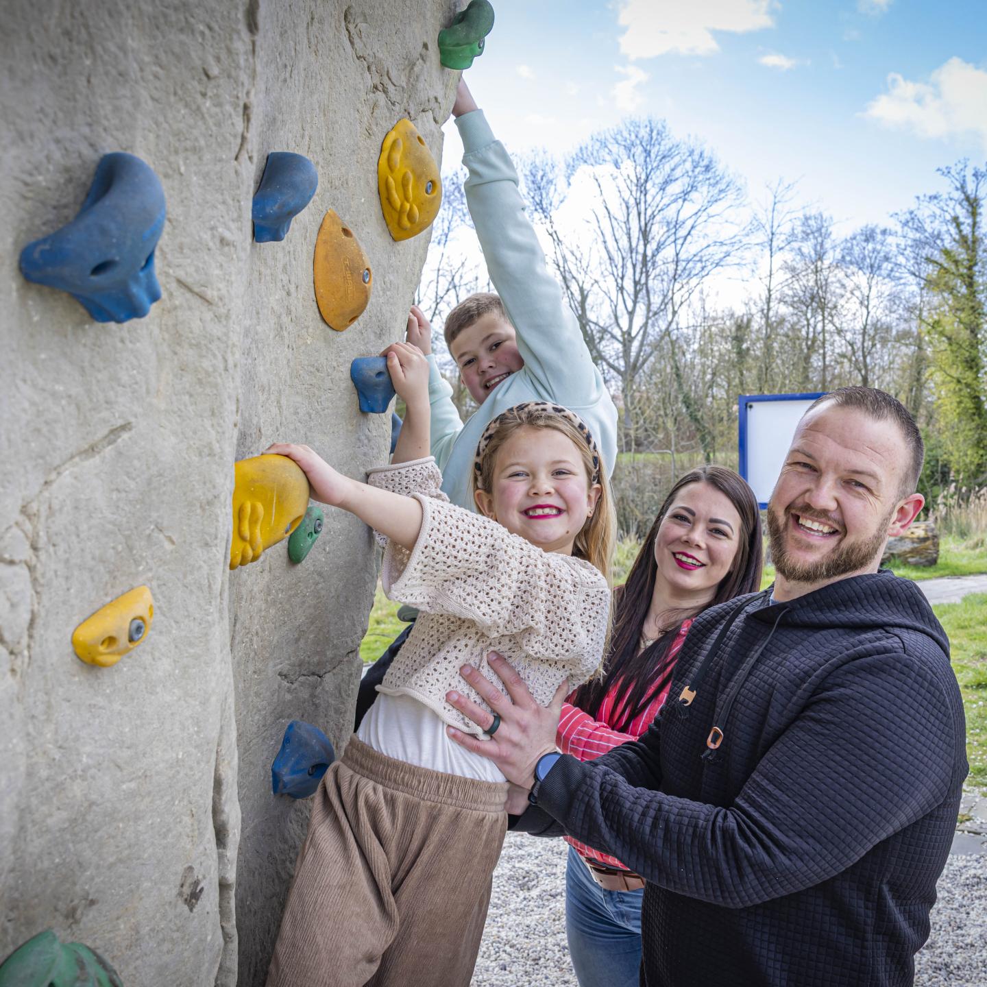Louis met zijn vrouw en twee kinderen bij een outdoor klimmuur in Terneuzen