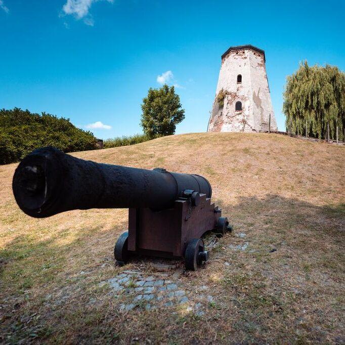 Molenberg met op de berg de restanten van de molen en op de voorgrond, aan de voet, een oud kanon