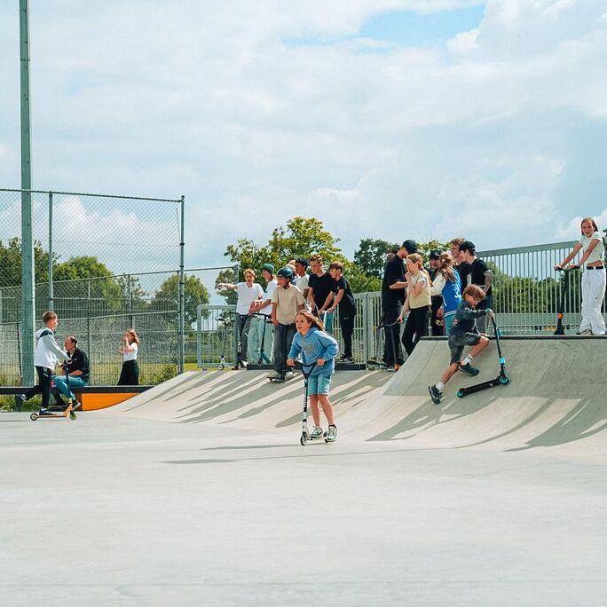 Een drukte van jewelste met jonge kinderen en tieners op de skatebaan in Terneuzen