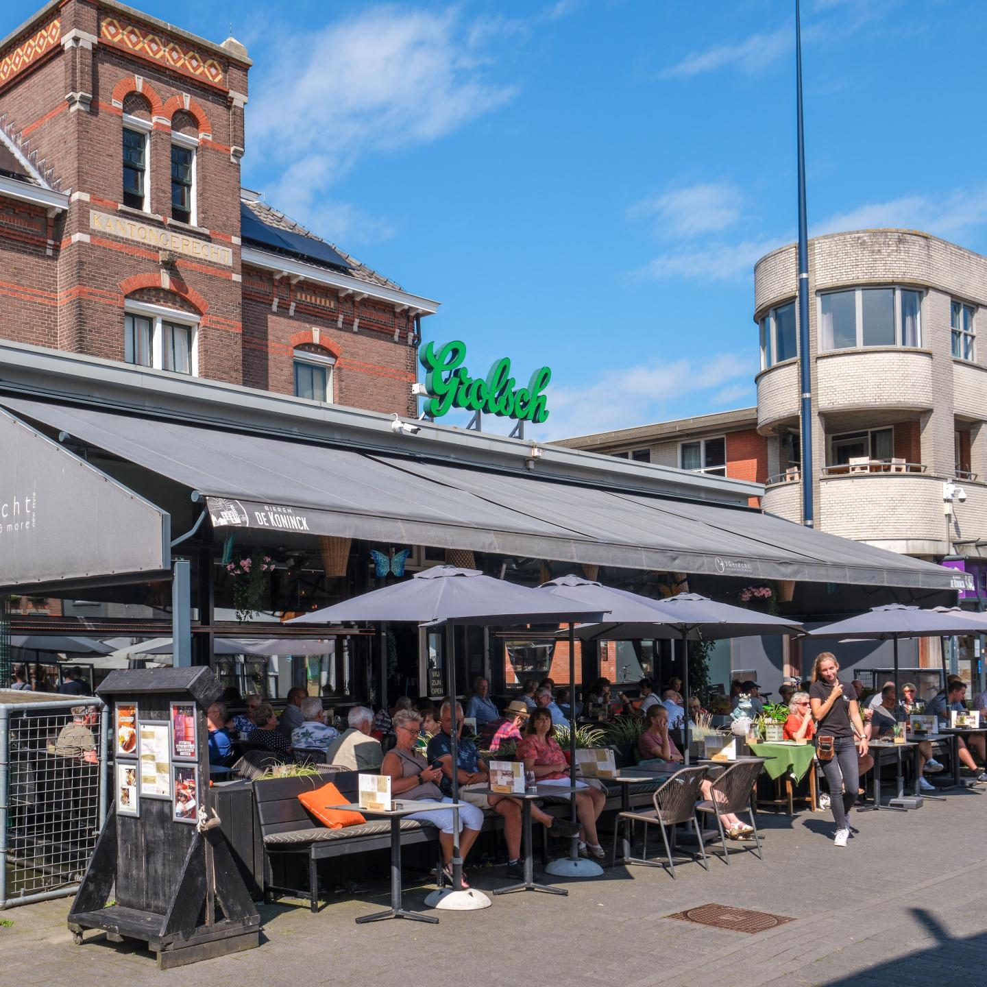 Druk terras voor een restaurant in Terneuzen