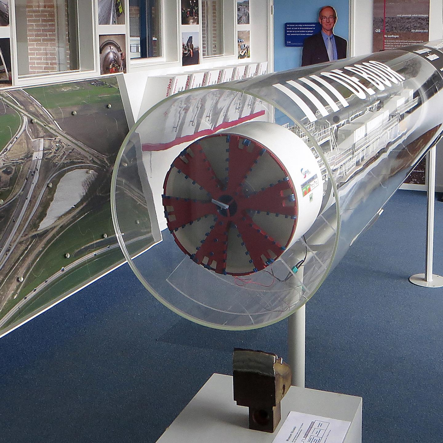 Maquette van de 80 meter lange boor waarmee de Sluiskiltunnel gegraven is.