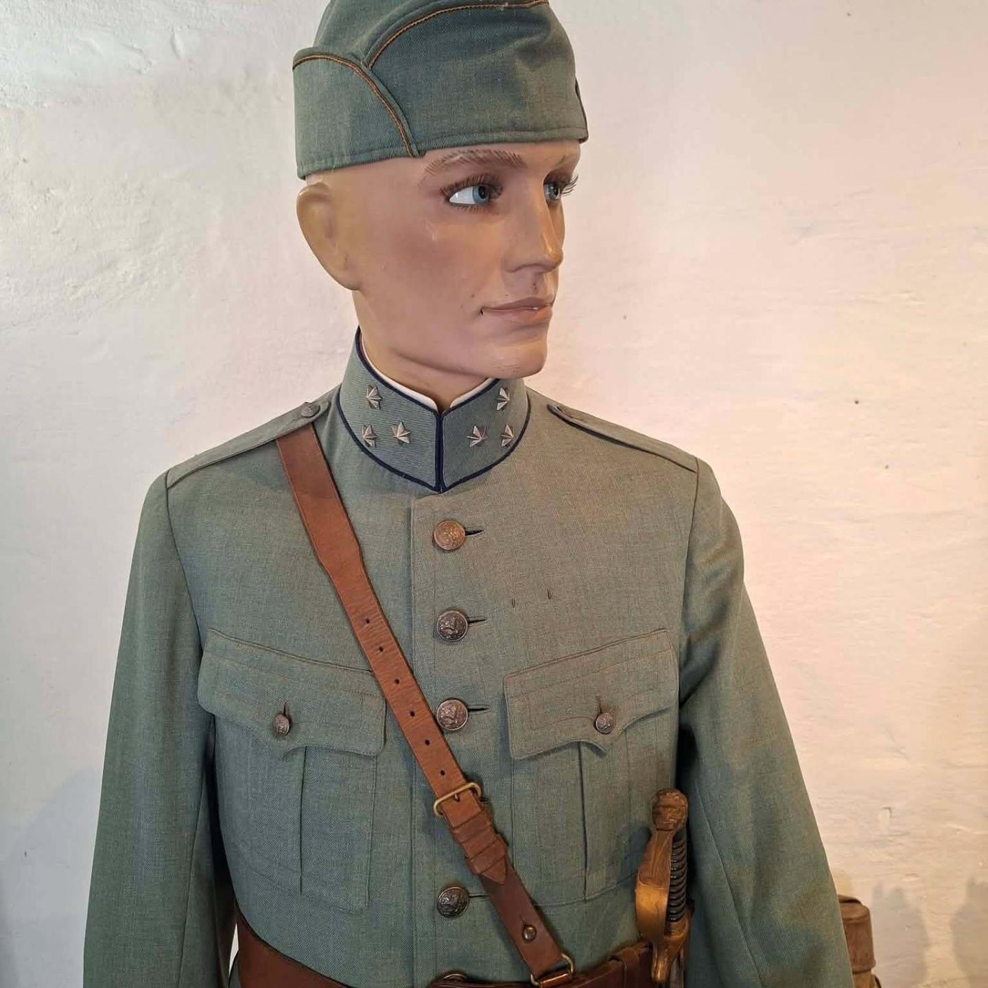 Paspop met lichtgroen legeruniform