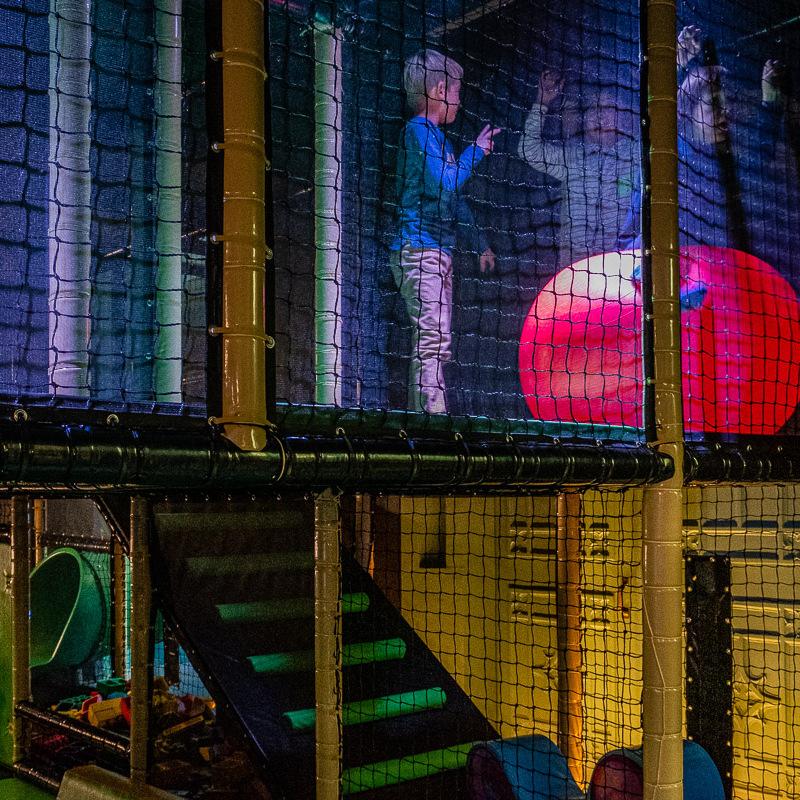 Jongetje speelt in het veilige, van netten en matten voorziene, klimtoestel bij Family Axel