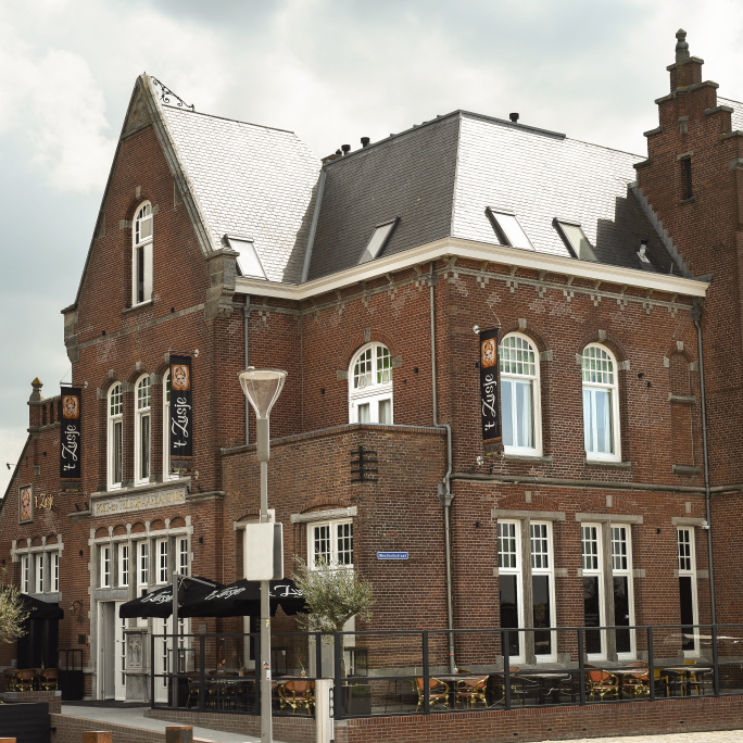 Gevel van het monumentale pand van Restaurant 't Zusje, dat vroeger een postkantoor is geweest