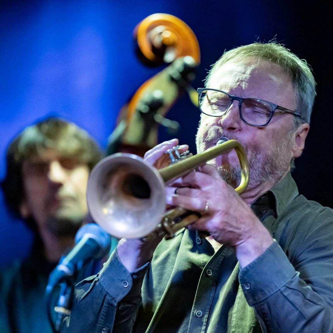Zwartwit foto: close up van twee trompettisten