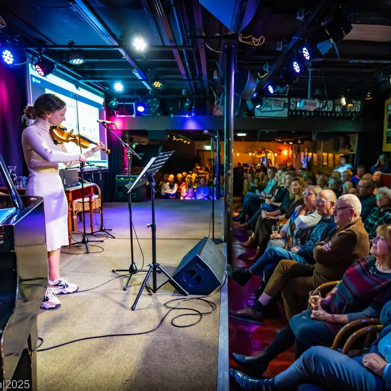 Violiste speelt voor een volle zaal in Porgy en Bess