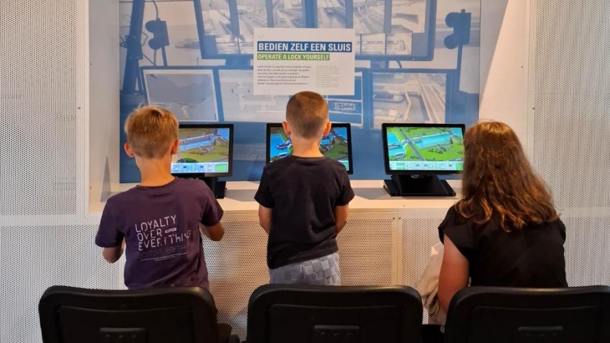 Kinderen bedienen zelf een sluis in Portaal van Vlaanderen