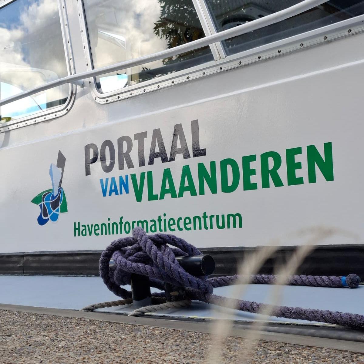 Logo Portaal van Vlaanderen op rondvaartboot