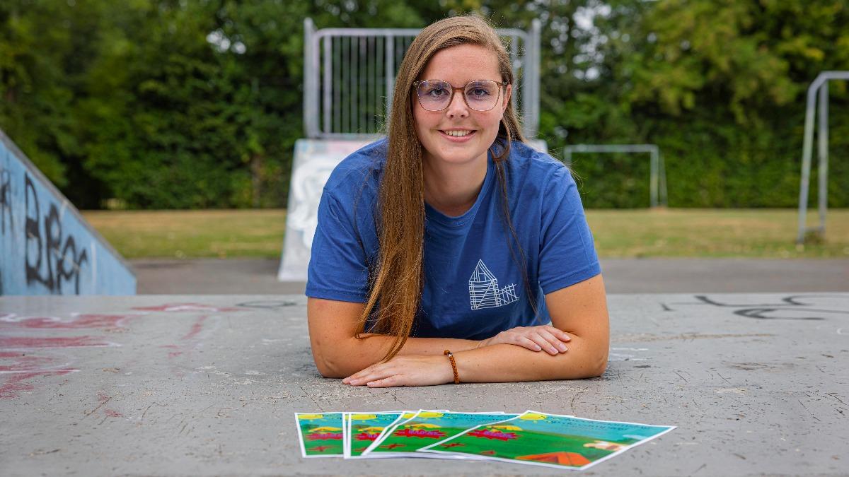 Chelsy heeft haar armen over elkaar met flyers van Speelweek Zaamslag voor zich
