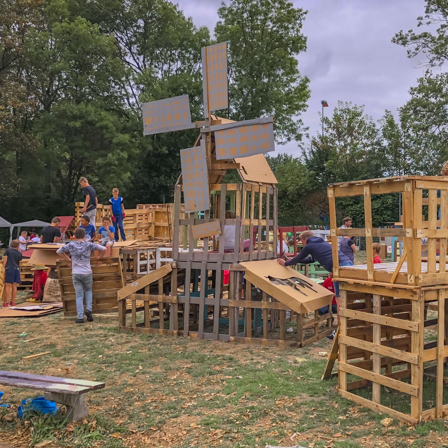 Hutten bouwen op het terrein van Speelweek Zaamslag