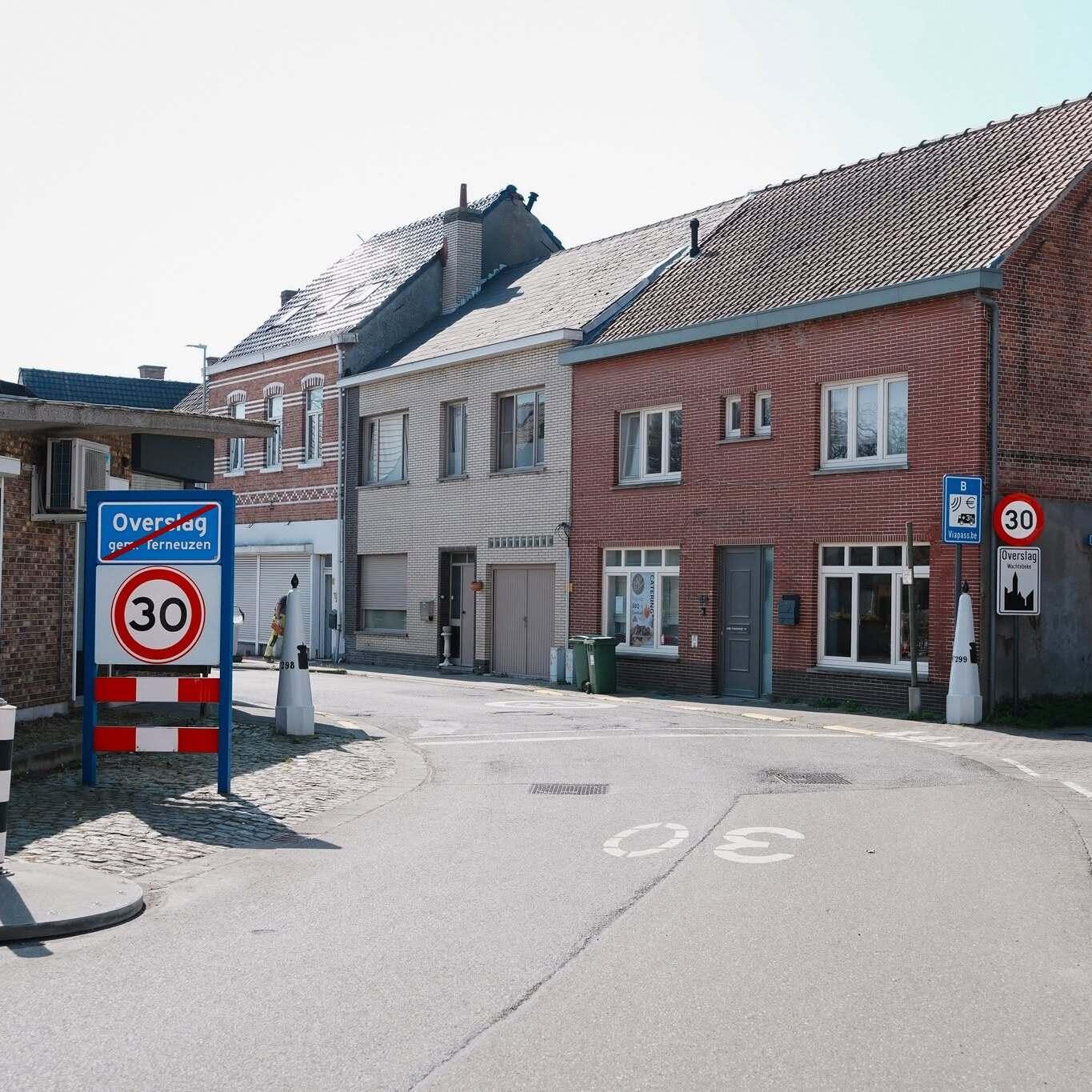 Tweeling grenspalen bij het dorp Overslag