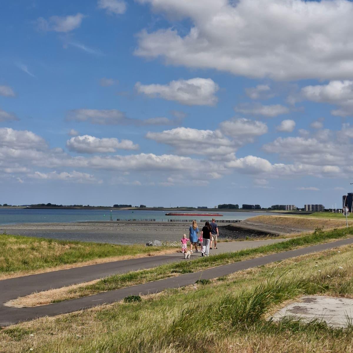 Gezin lopend op de Scheldeboulevard in Terneuzen