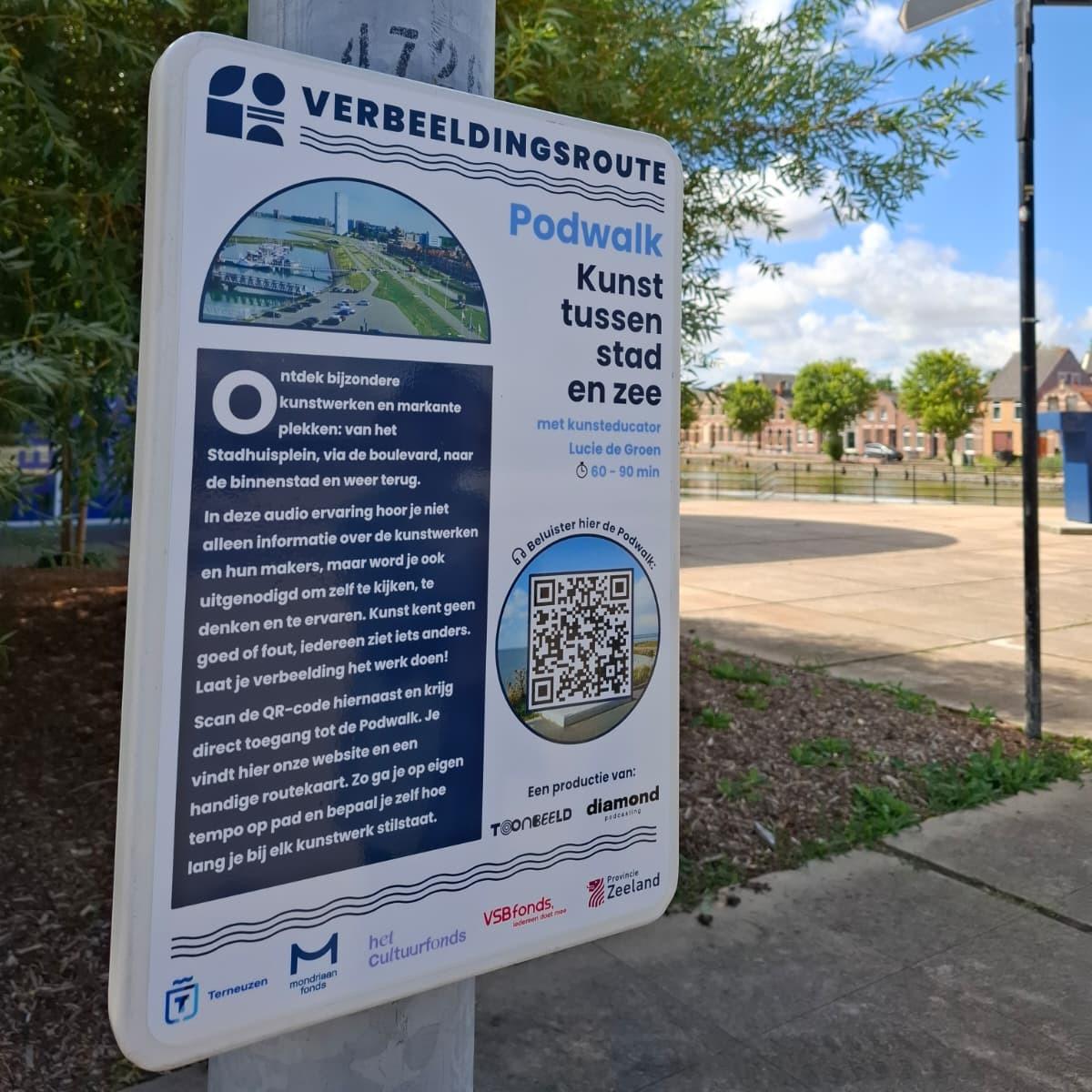 Bord op lantaarnpaal van Podwalk Kunst tussen Stad en Zee