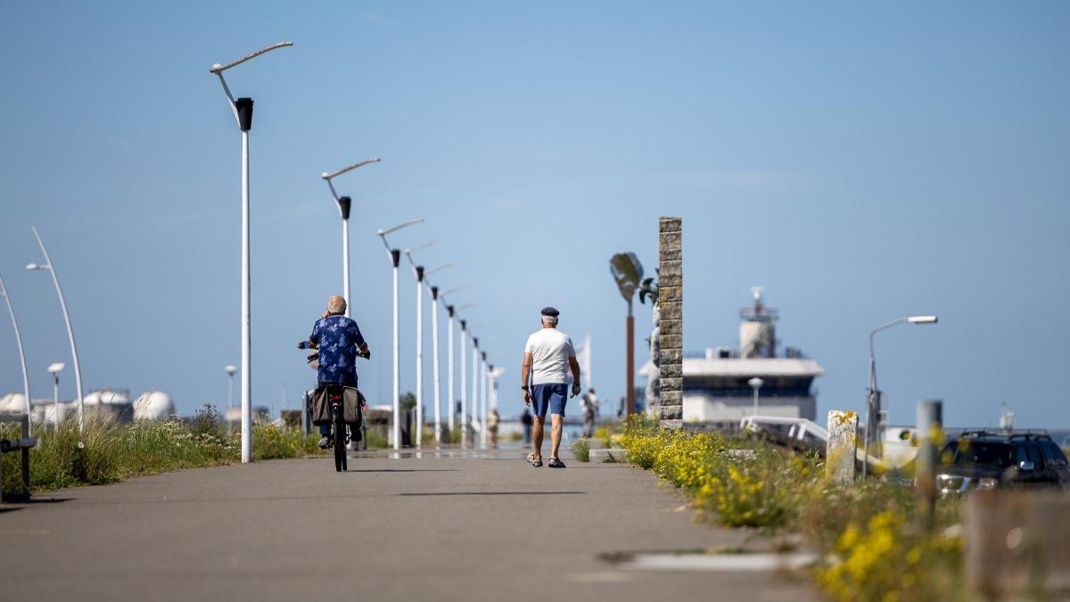 Fietser en wandelaar op Scheldeboulevard in Terneuzen