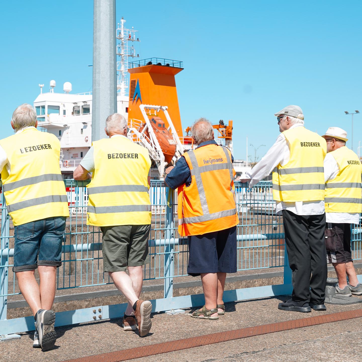 Bezoekers bij de sluizen, kijkend naar een schip