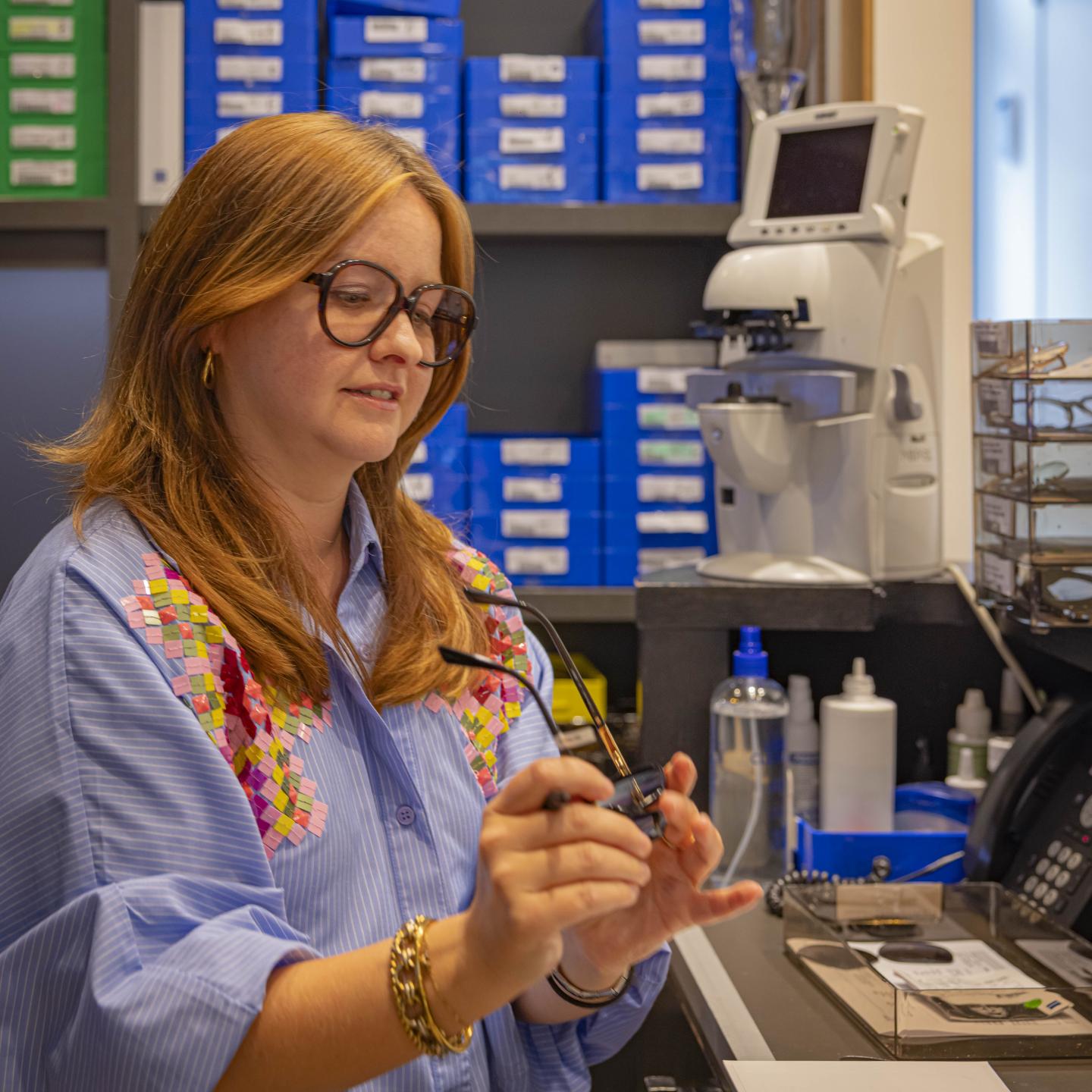 Sophie controleert een montuur zorgvuldig